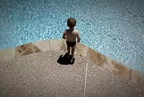 Niño pequeño por saltar a la piscina